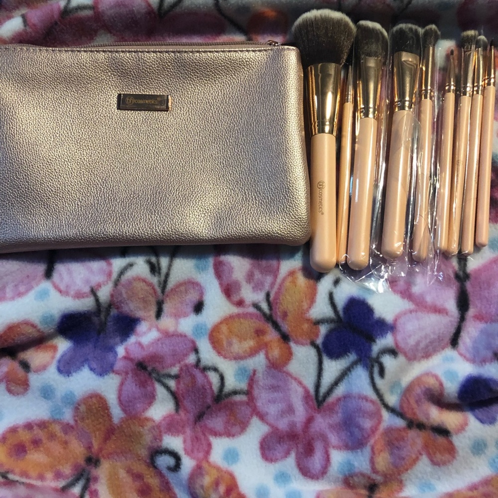 Makeup brushes